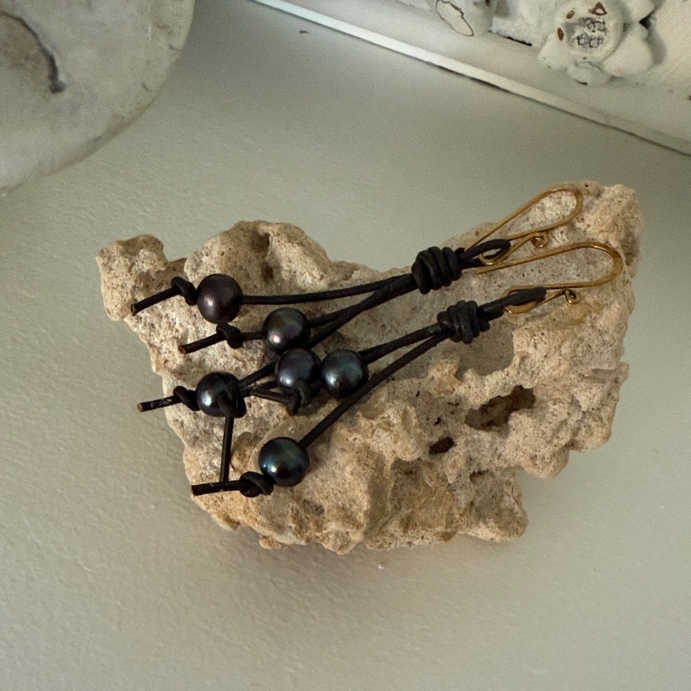 Black Pearl Dangle Earrings